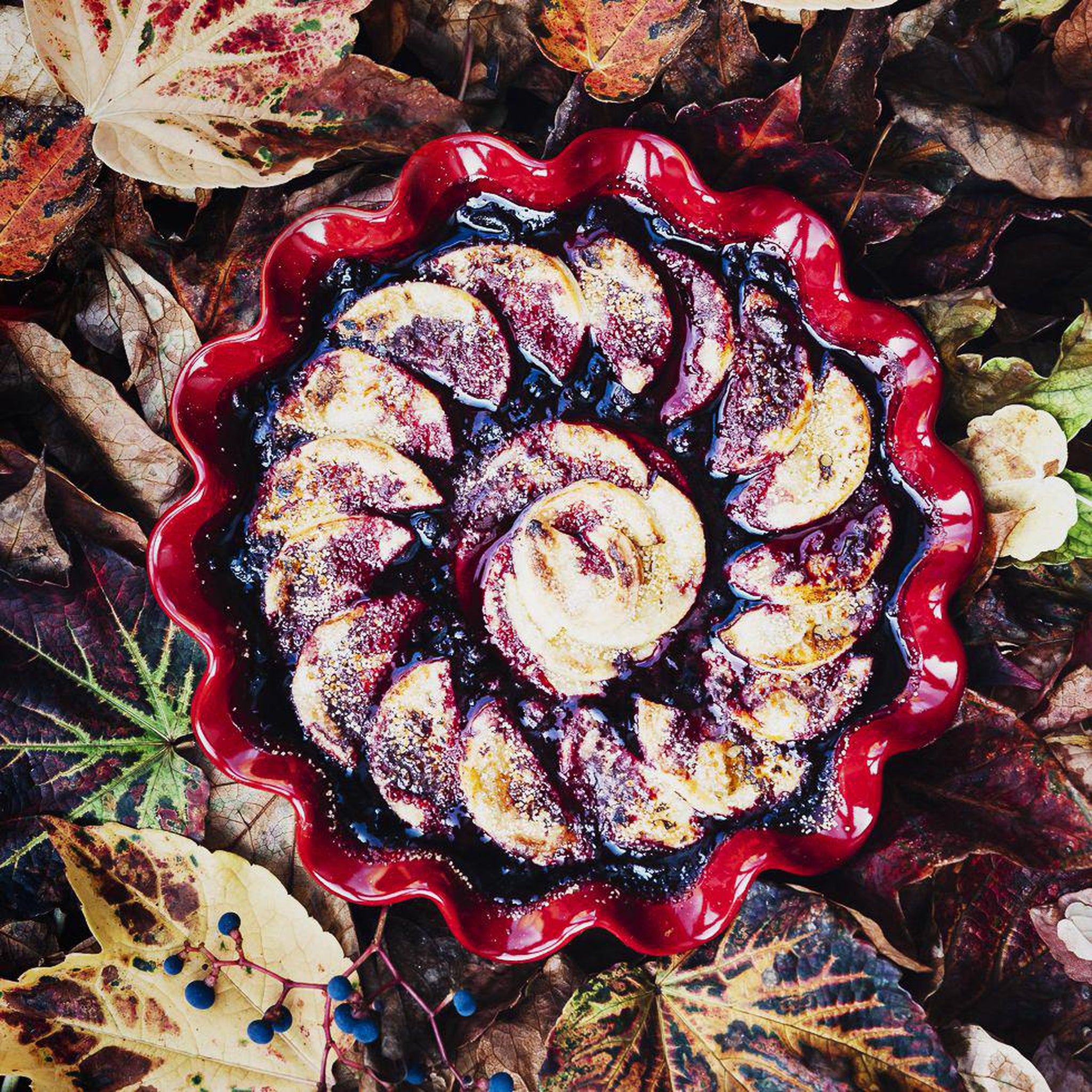 Emile Henry Ruffled pie dish Burgundy 27cm dia.