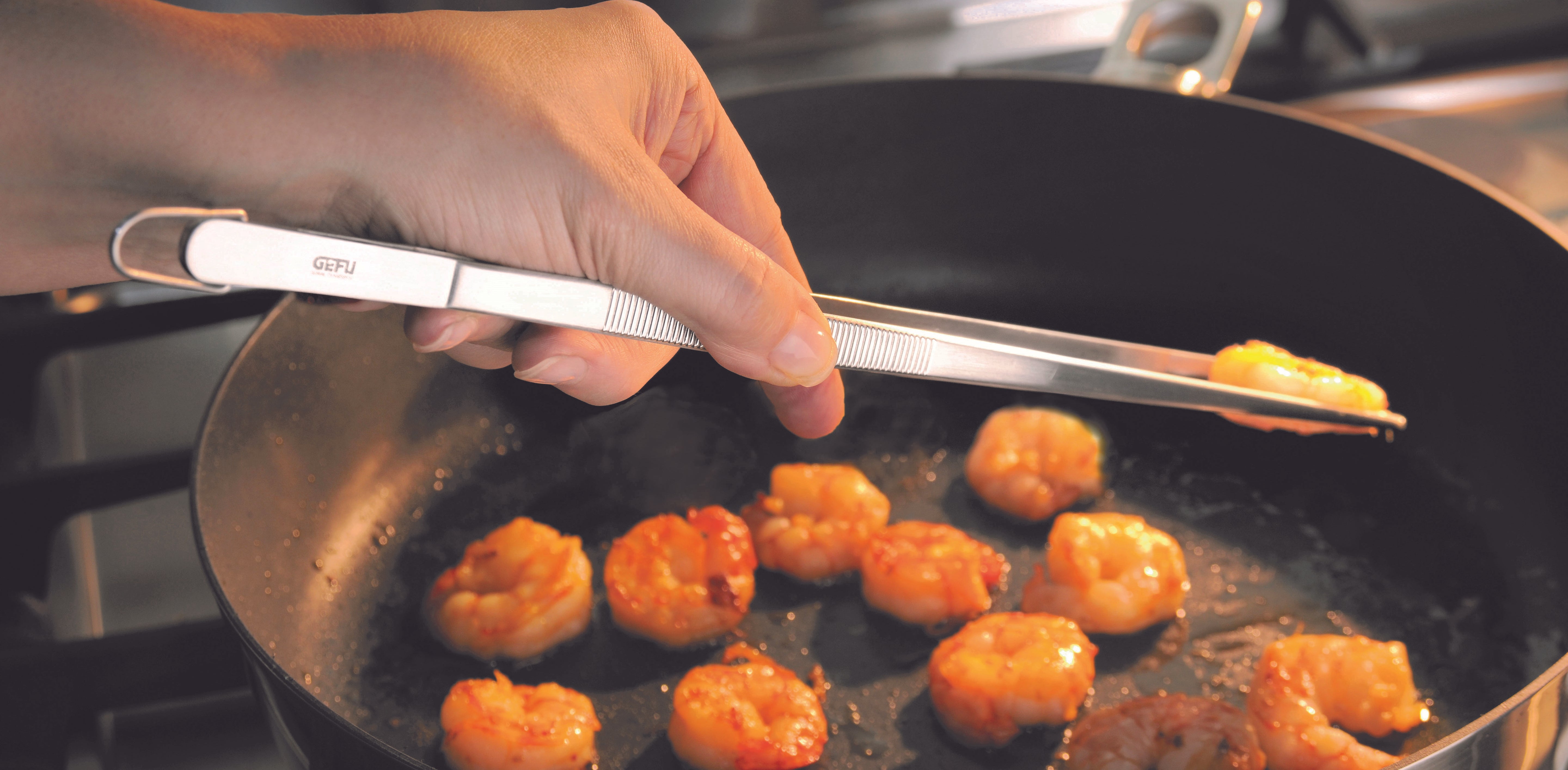 Say goodbye to kitchen tongs and hello to an easy life!