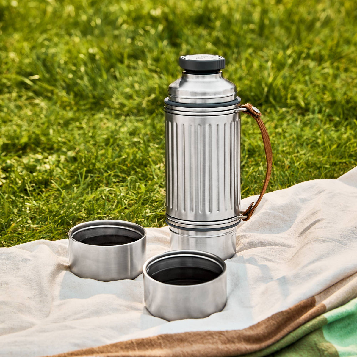 Black+Blum Insulated Flask - Explorer Flask Duo (1L) 2x Cups - Simmer and Slice