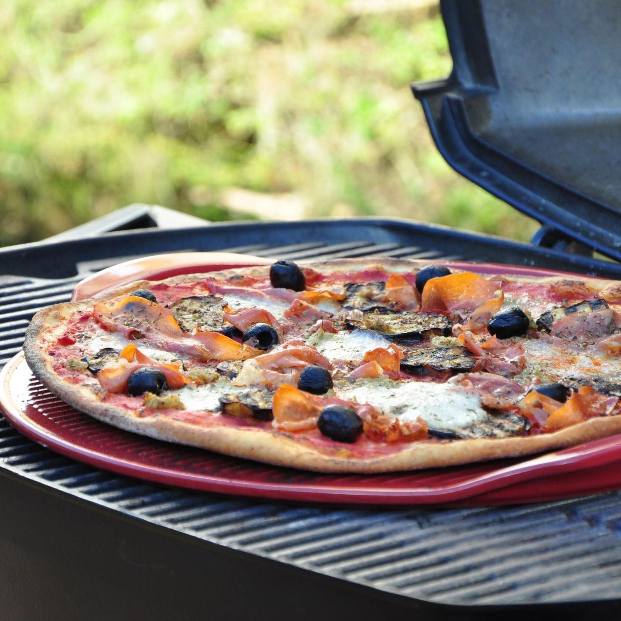 Emile Henry Ridged Pizza Stone Charcoal 40cm dia. - Simmer and Slice